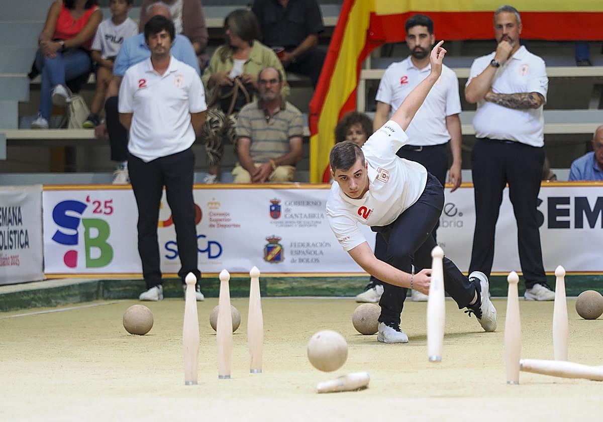 Camargo, al birle en su bolera.