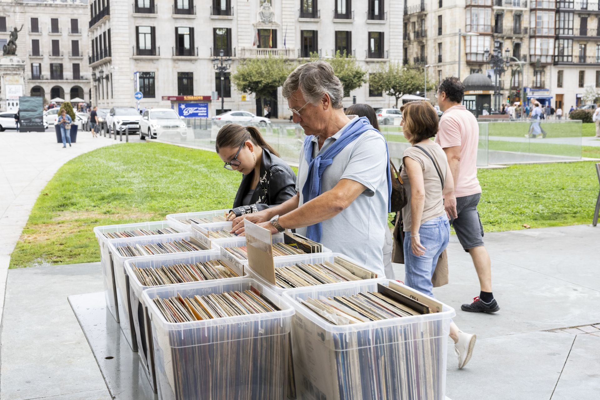 Este año, como novedad, se ha incorporado un expositor dedicado al cine, con discos de bandas sonoras, merchandising, carteles, fotocromos y piezas de coleccionismo firmadas por actores y directores.