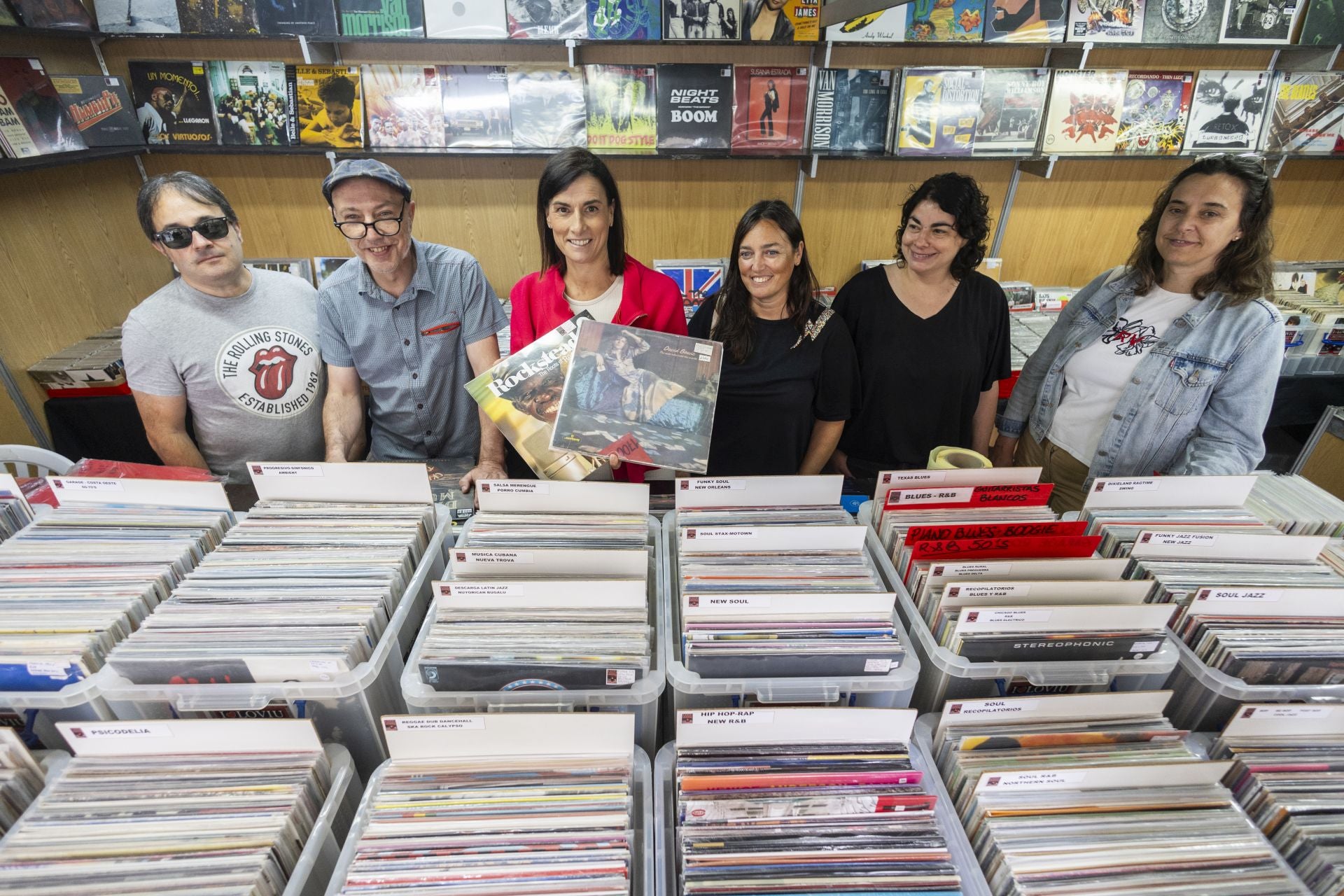 La apertura oficial contó con la presencia de la alcaldesa Gema Igual; la concejala de Cultura Noemí Méndez y los organizadores, Nacho Digón y Mara Ferreño, de la promotora musical Los huesos de Portobello, impulsores de un evento.