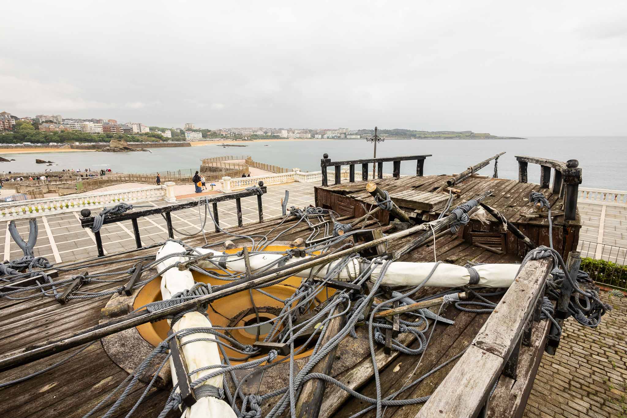Uno de los navíos tiene todos los mástiles rotos y todos los cabos desperdigados por la cubierta.