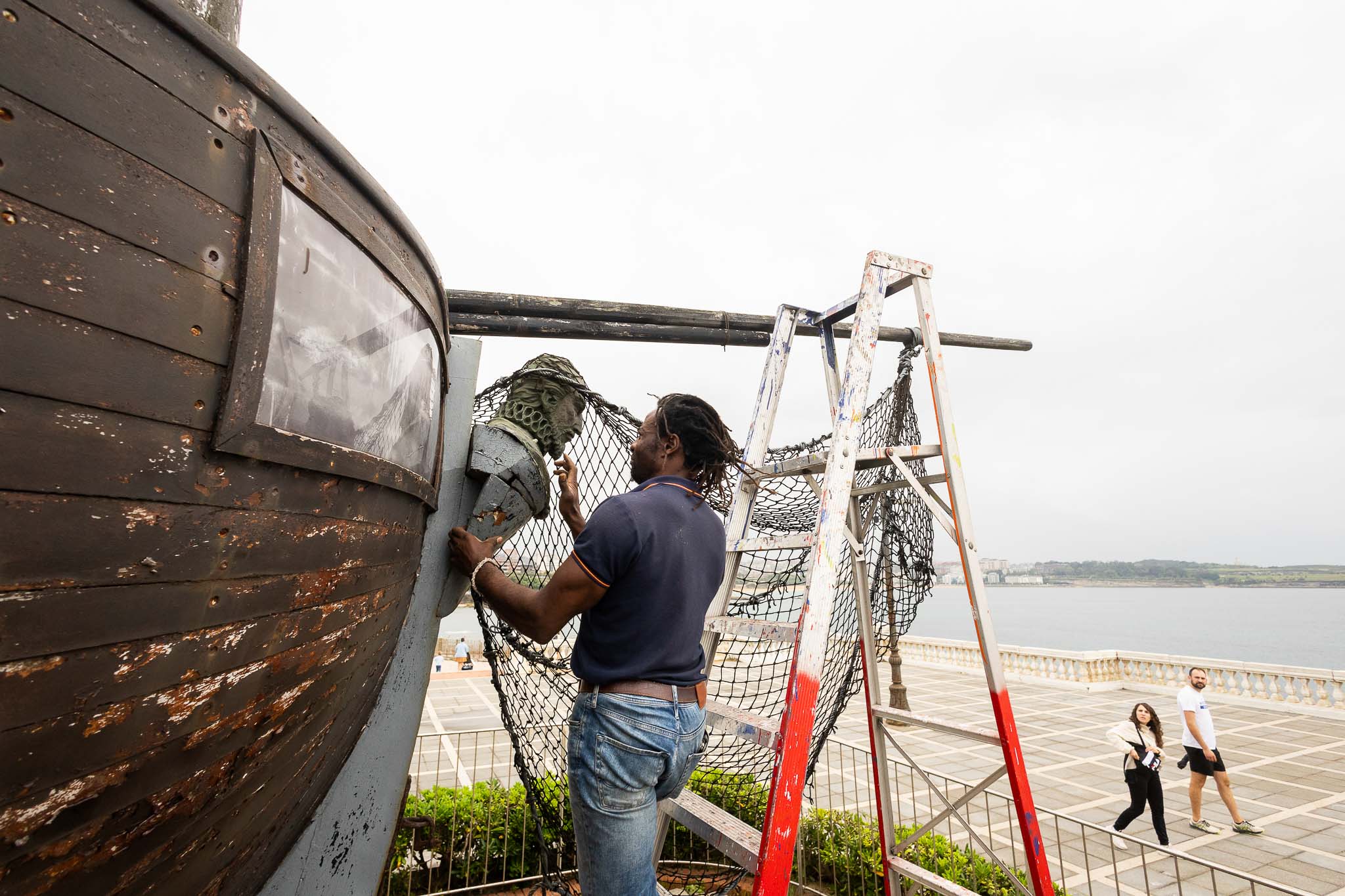 Abaga revisa el mascarón de proa de uno de los barcos para certificar su estado.