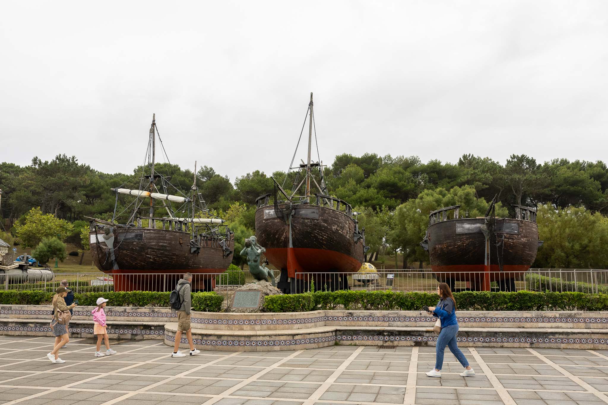 Los Galeones de Vital Alsar son uno de los monumentos más representativos ubicados en Península de La Magdalena.
