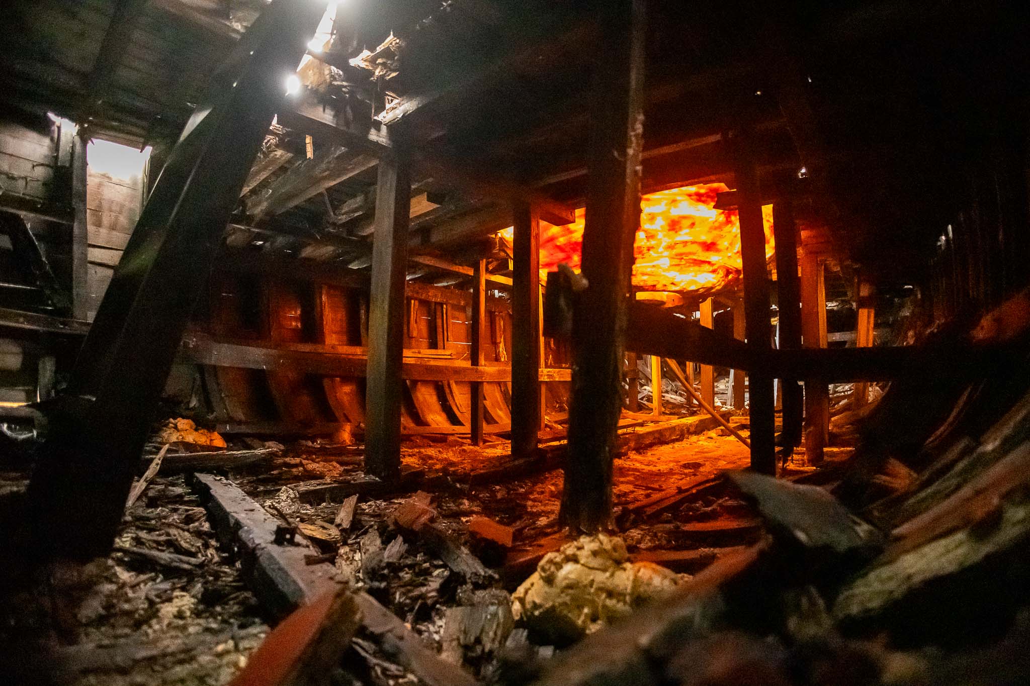 Por dentro, los barcos acumulan trozos de madera que se han ido desprendiendo a medida que han ido pudriéndose.