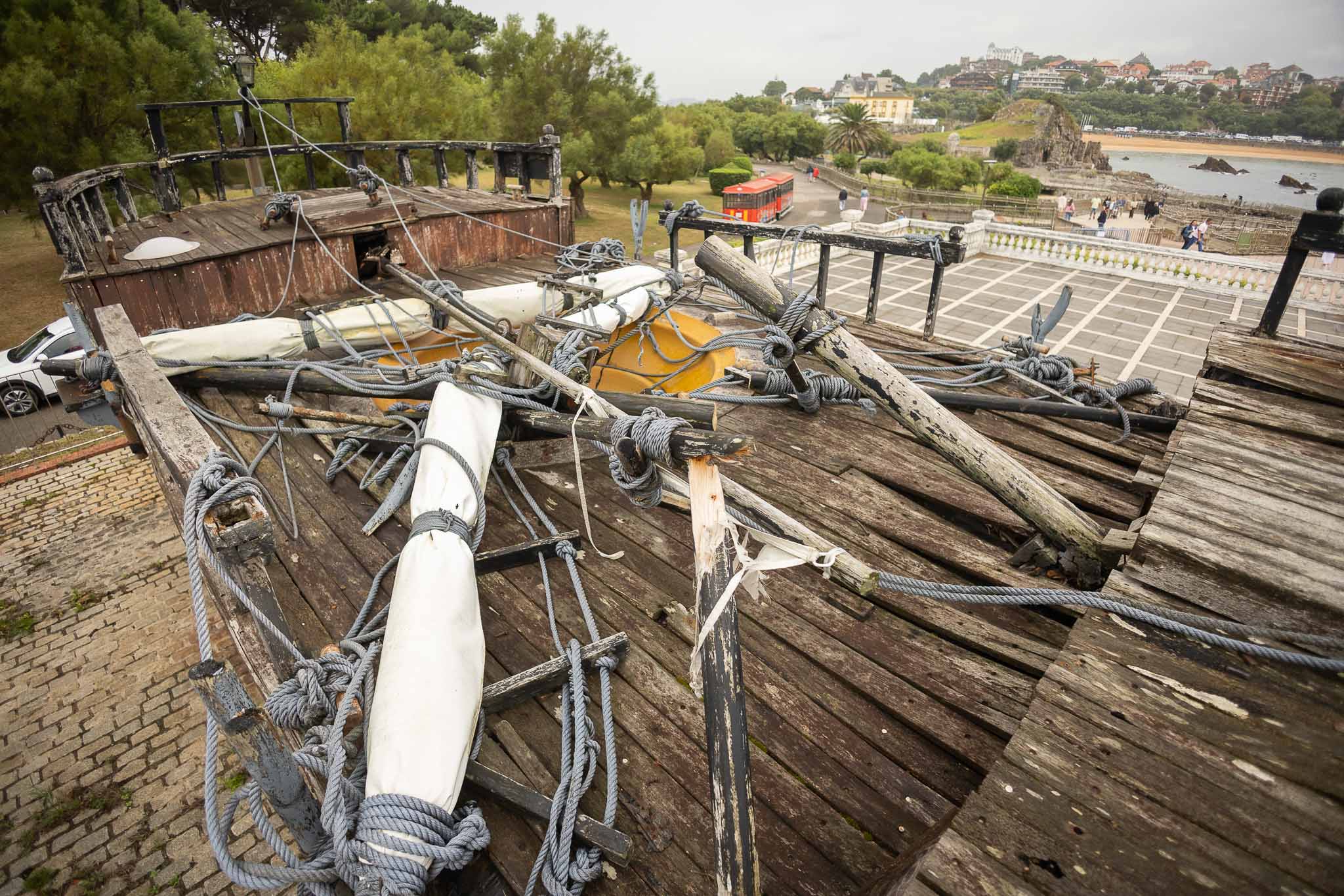 Mástiles, cabos y madera podrida en la cubierta de uno de los galeones.