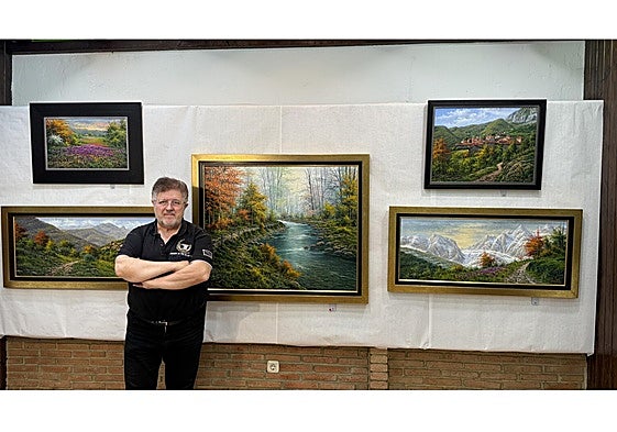 Joan Coloma con alguno de los cuadros que muestra en la exposición