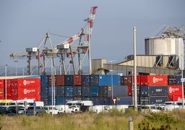 Contenedores de Boluda en el Puerto de Santander.