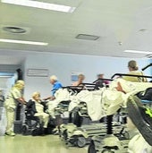 Hilera de camillas en una sala de espera de Urgencias de Valdecilla, el lunes por la tarde.