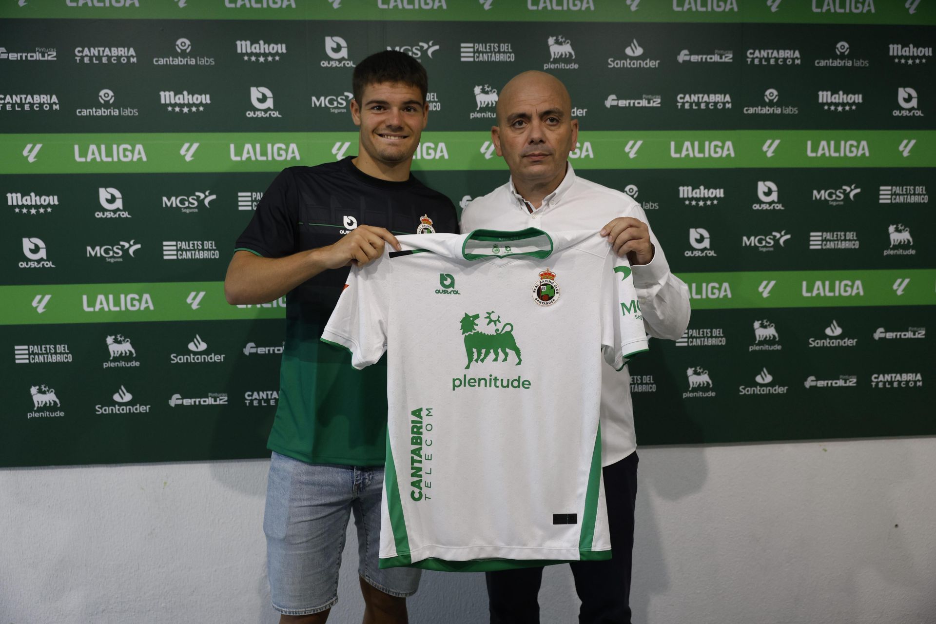 Peio Canales y Chema Aragón, durante la presentación del futbolista.