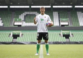 Peio Canales, ayer sobre el césped de los Campos de Sport.