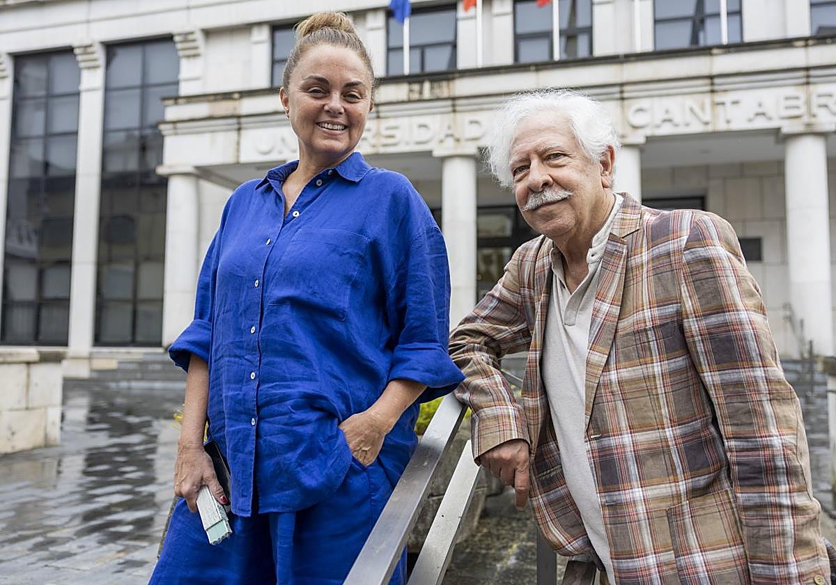 Juan Meseguer y Carmen Morales ayer, frente al Paraninfo de la UC.