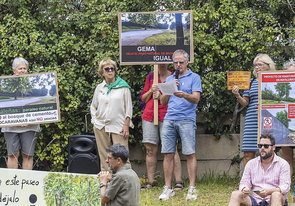 Concha Calzada y Arsenio Callejo, en el centro de la imagen, durante la protesta que se desarrolló en Mataleñas el pasado sábado.