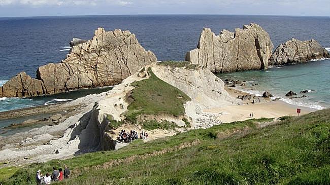 Imagen antes - El Castruco de La Arnía, en Costa Quebrada, desaparece con cada pisada