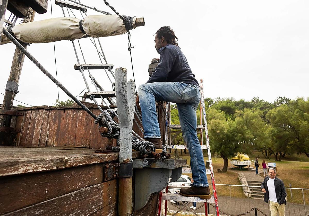 Vicente Abaga revisa el estado de la cubierta de uno de los galeones.