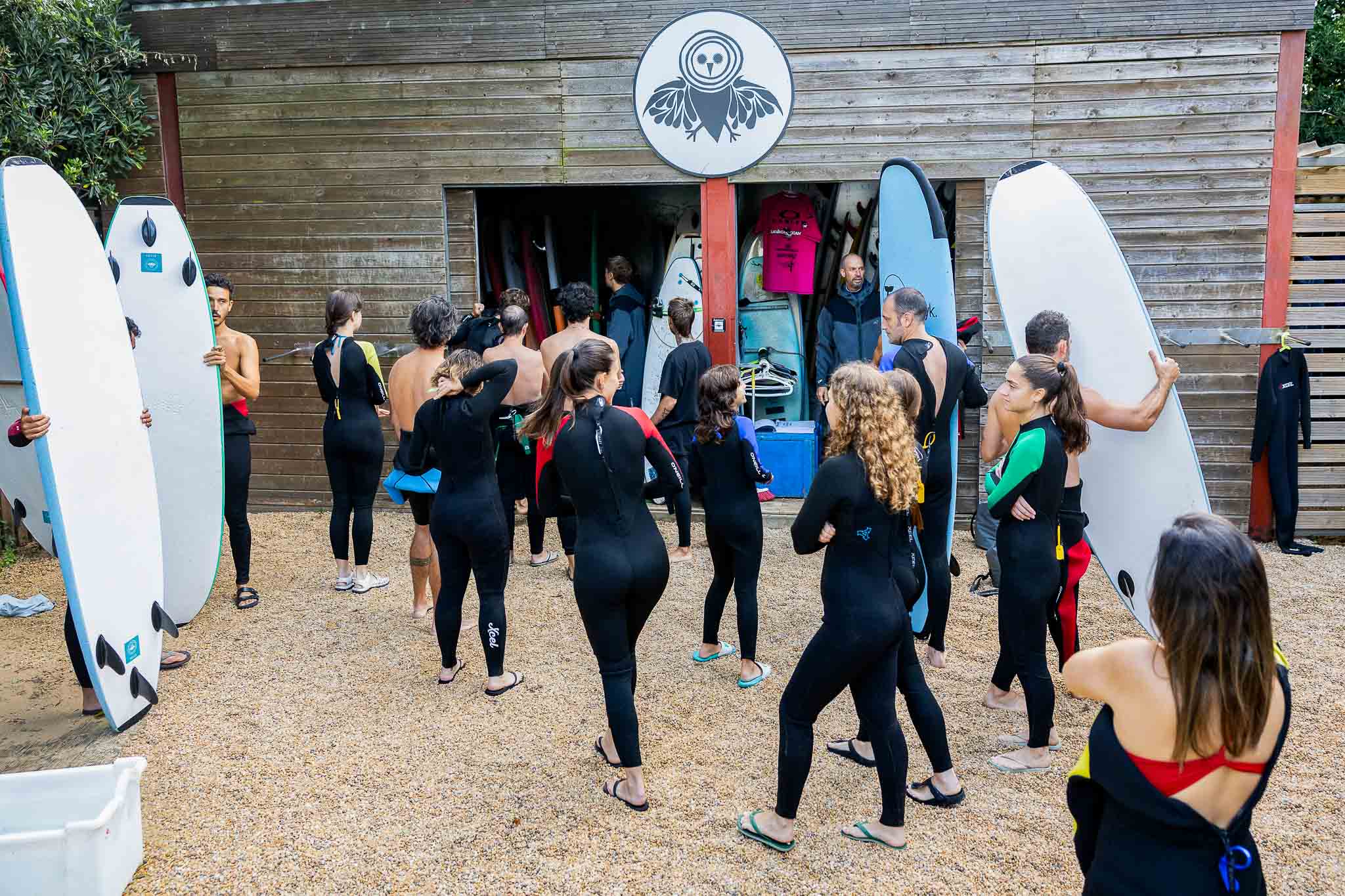 Los surfistas se preparan con el material.