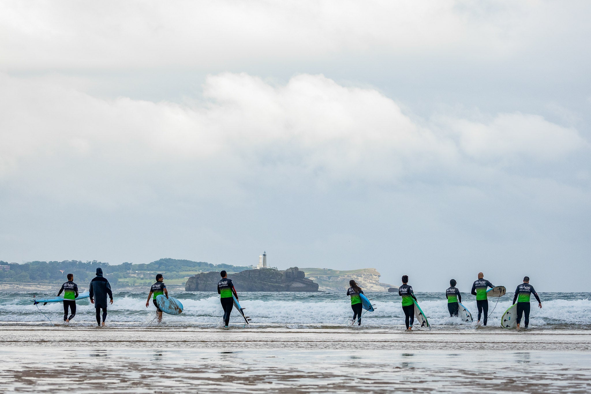 Entrada de los practicantes al agua.