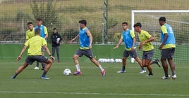 De izquierda a derecha, Íñigo Sainz-Maza, de espaldas; Aldasoro, en el centro con el balón; y tras él, Peio Canales y Sergio Martínez, ayer en La Albericia.