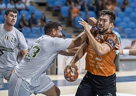 Juanjo Fernández, del Bathco, intenta zafarse de un defensor del Conversano.