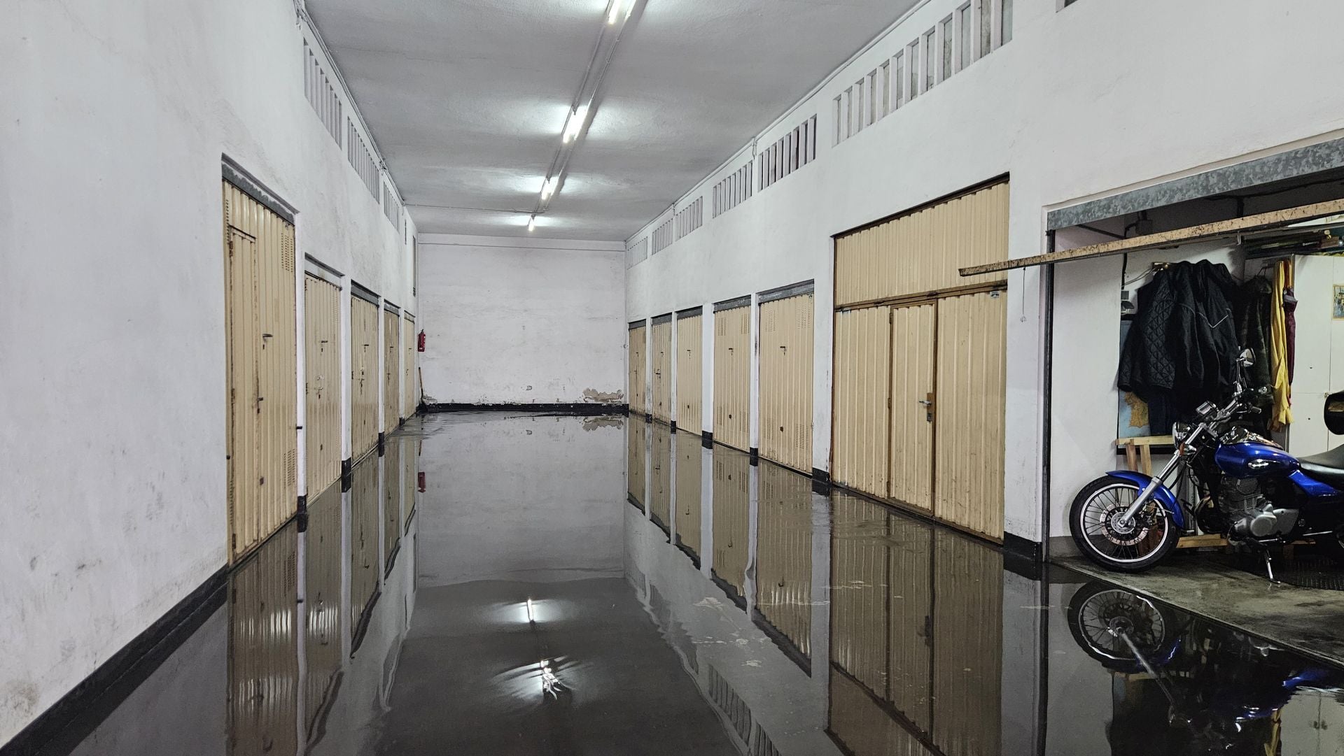 El agua, en uno de los muchos garajes comunitarios en que ha entrado en La Albericia