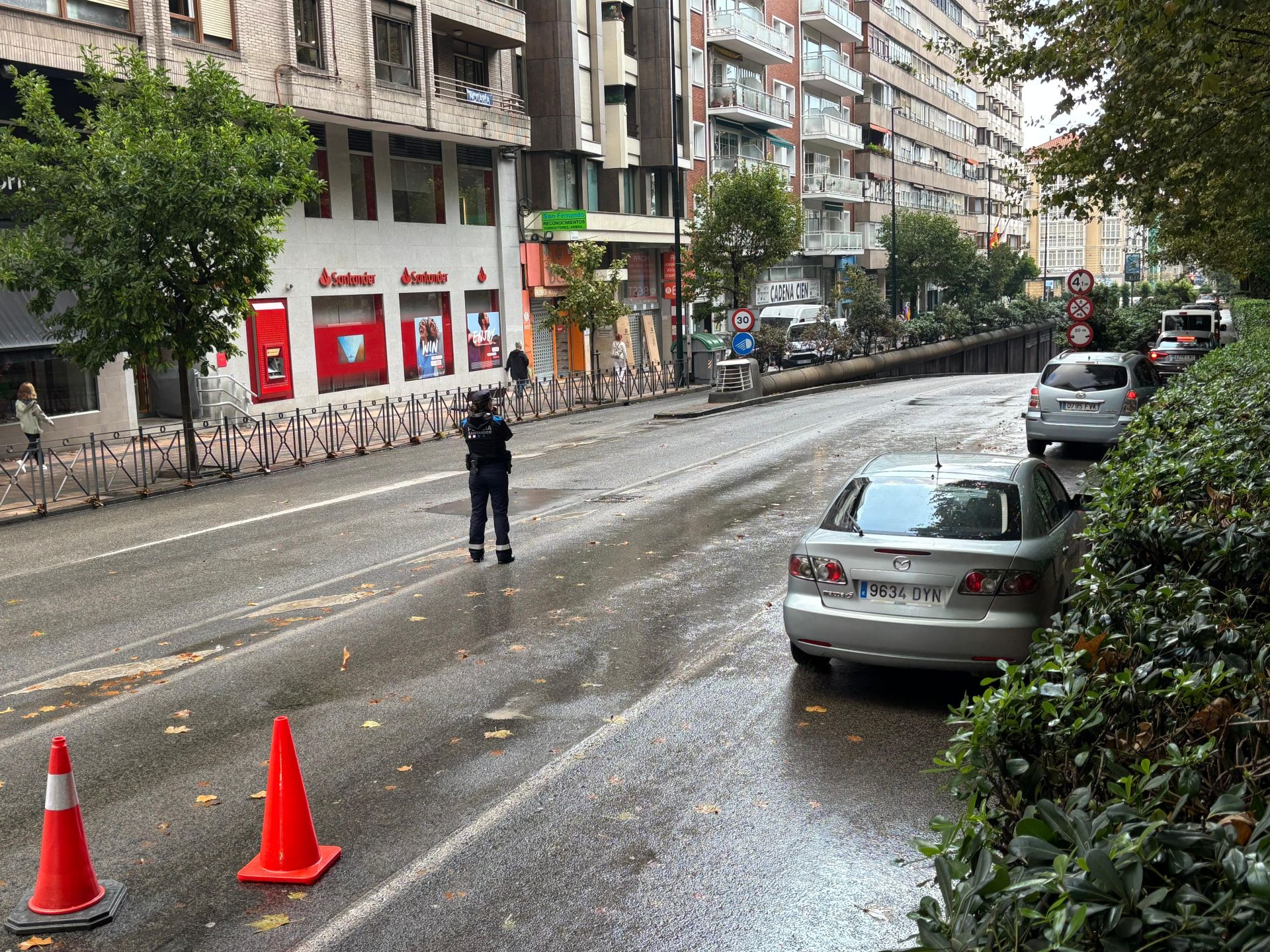 Un policía observa la entrada al túnel de la calle Burgos, inundado