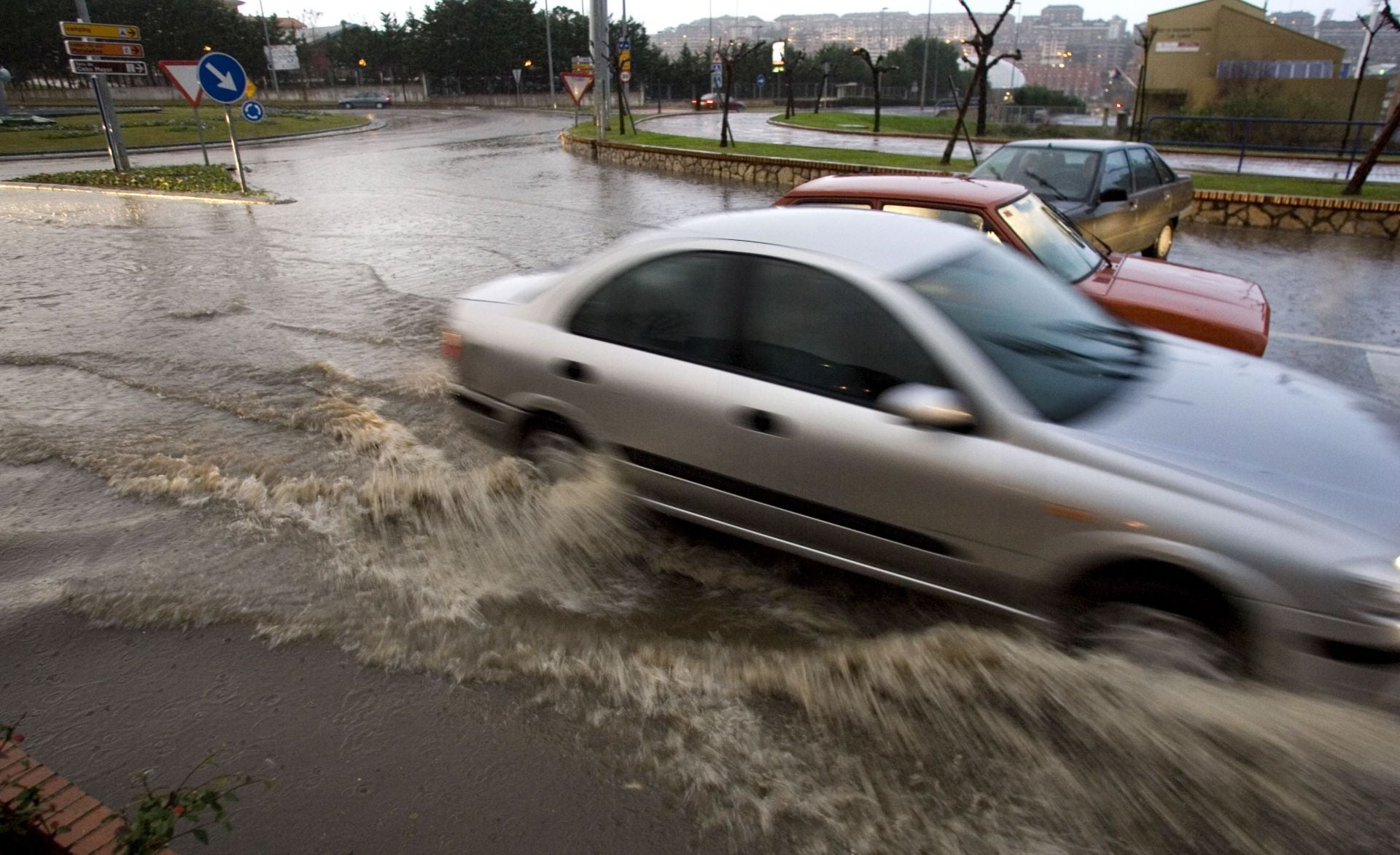 La rotonda de los Delfines, en la avenida de Los Castros se inundó también en 2008 