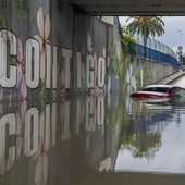 Un coche bajo el agua en el túnel de las vías de Maliaño.