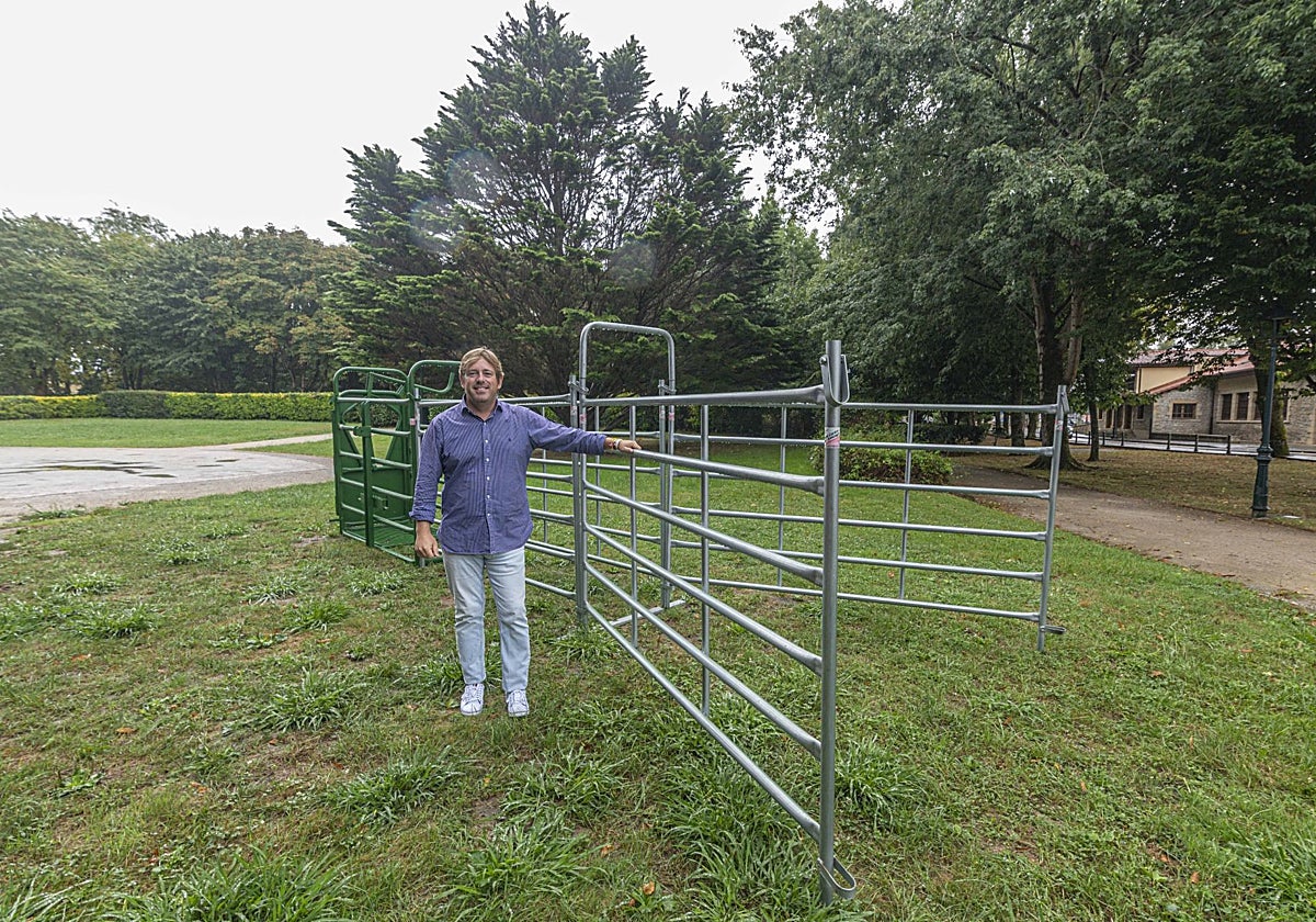 El alcalde de Reocín, Pablo Diestro, junto a la manga ganadera que ha puesto a disposición de los vecinos.