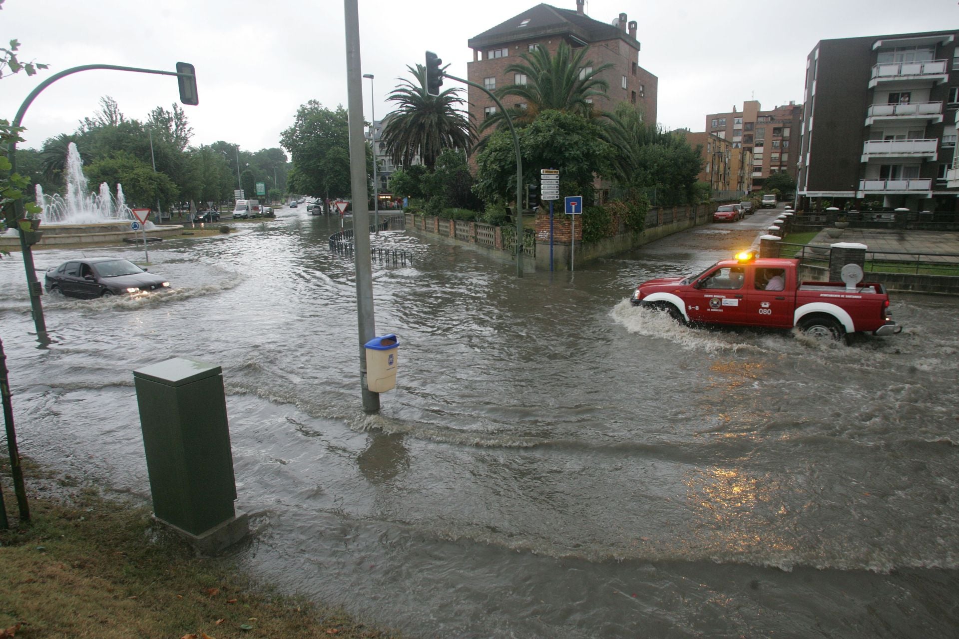 Una grúa accede a la rotonda junto al parque de Mesones en el año 2006