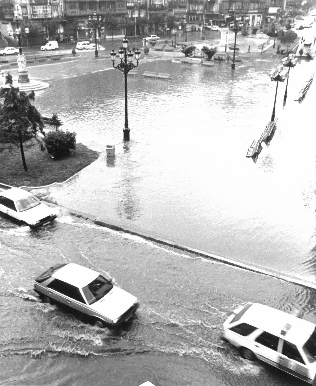 La plaza del Ayuntamiento de Santander, inundada en 1996