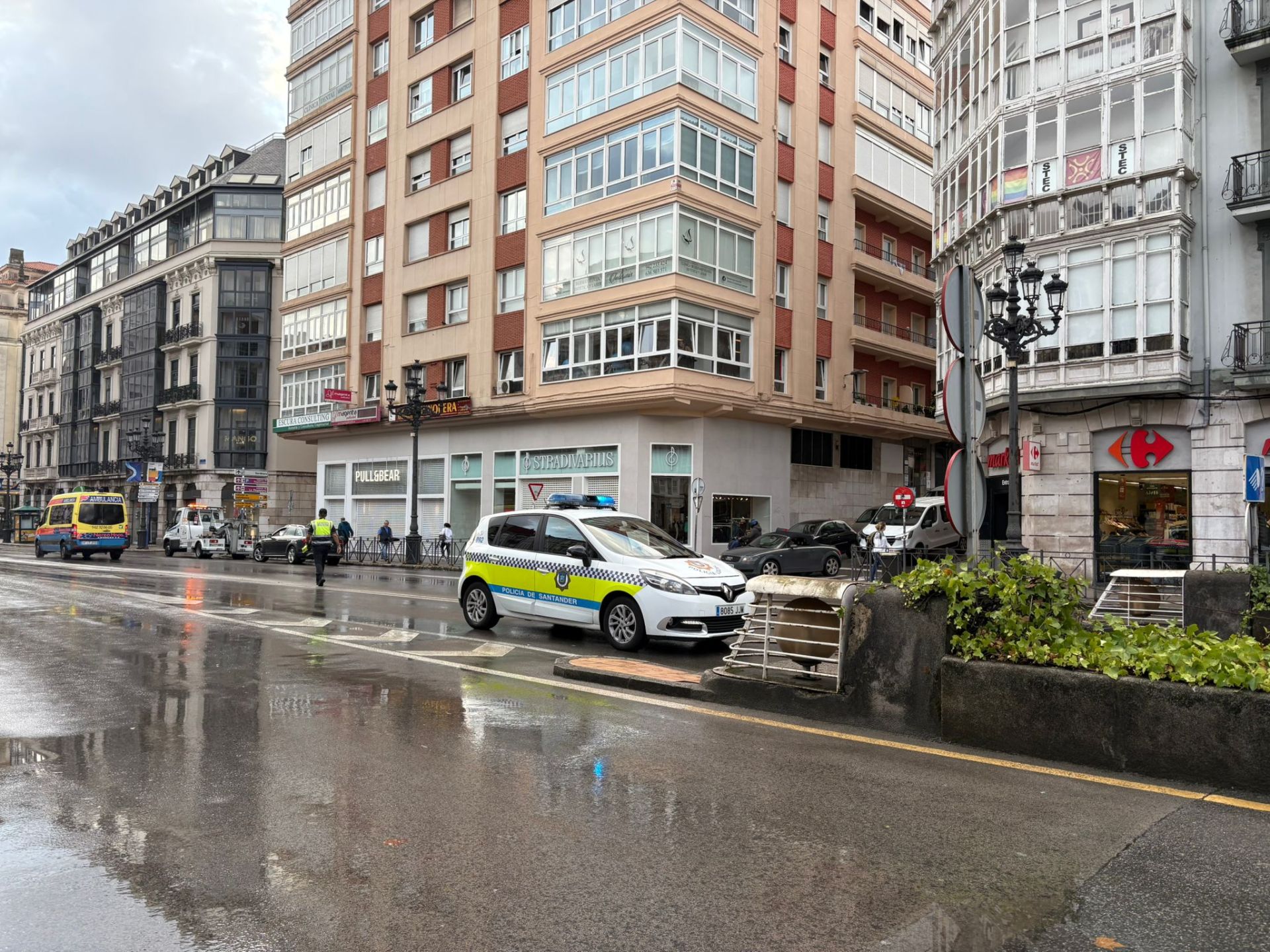 La Policía Local de Santander ha intervenido en varios puntos del centro de la ciudad por las inundaciones