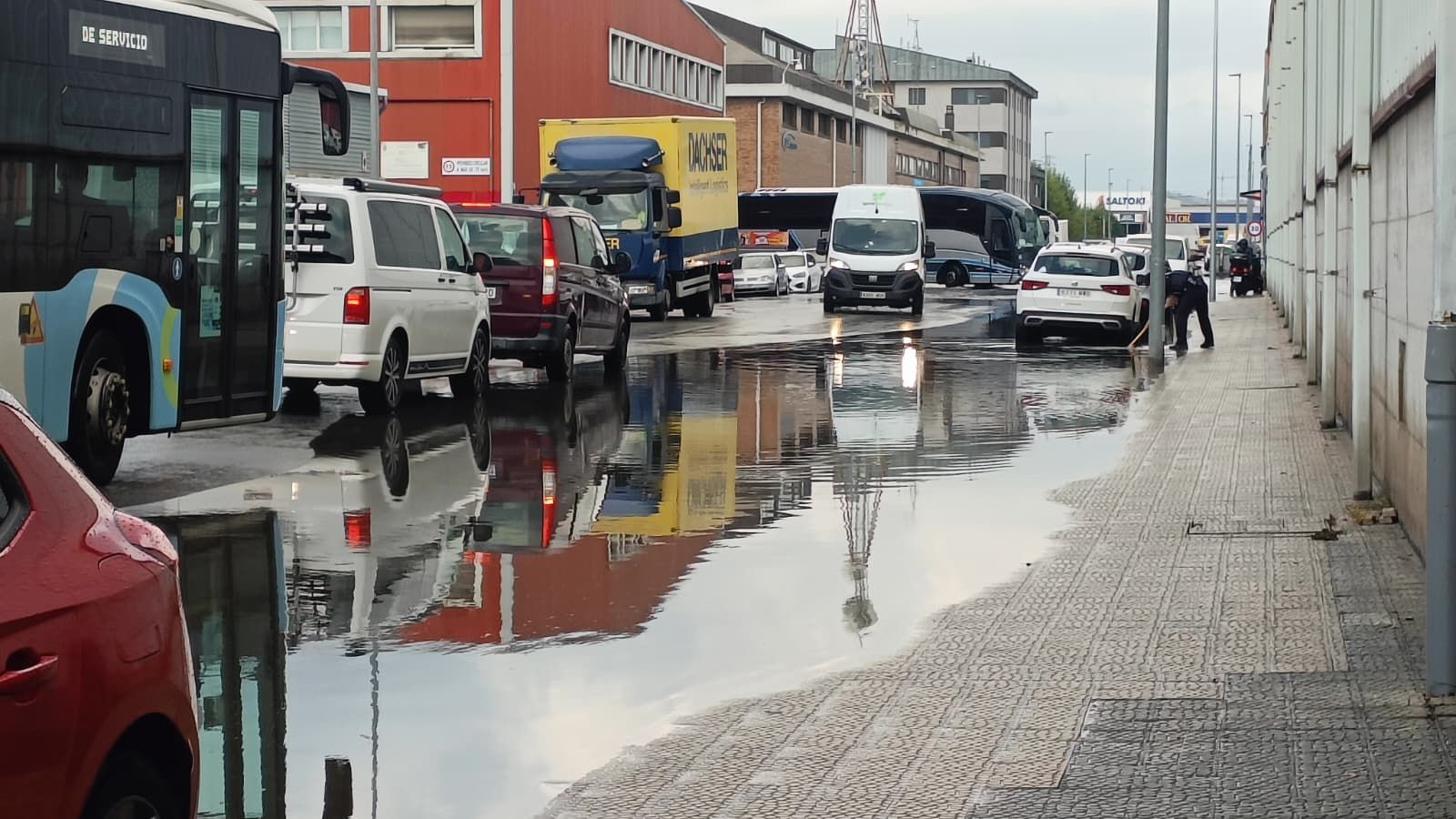 El polígono de Candina ha sido uno de los puntos más castigados de Santander