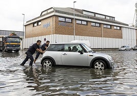 Empujando un coche en el polígono de Candina.