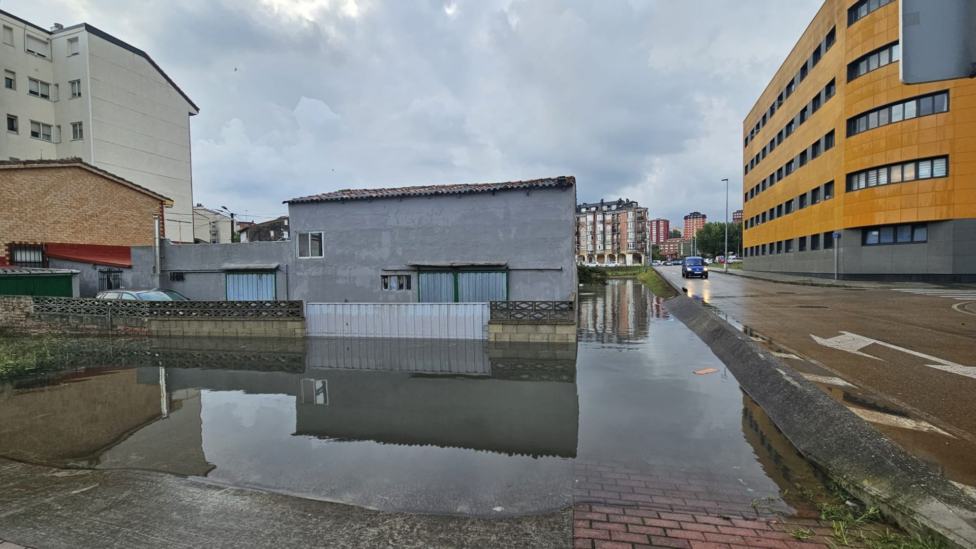 Balsa de agua en la zona de La Albericia