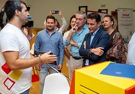 El delegado del Gobierno, este jueves en Suances, durante la visita al stand itinerante del Incibe.
