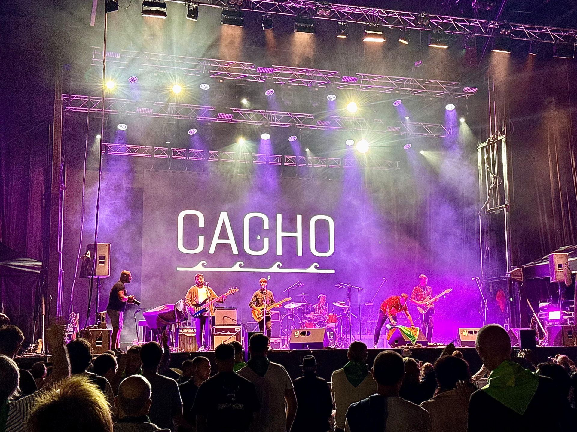 Asistentes a la actuación que abre el ciclo de conciertos de San Ginés en Colindres.