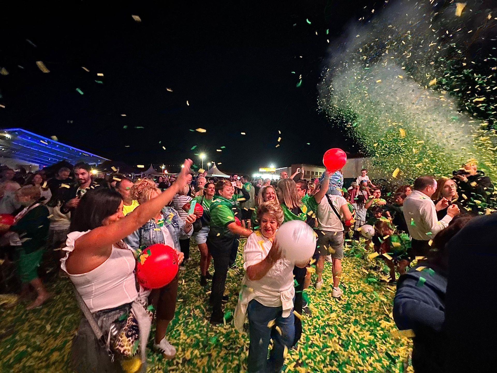 El publico jugó con globos y balones.