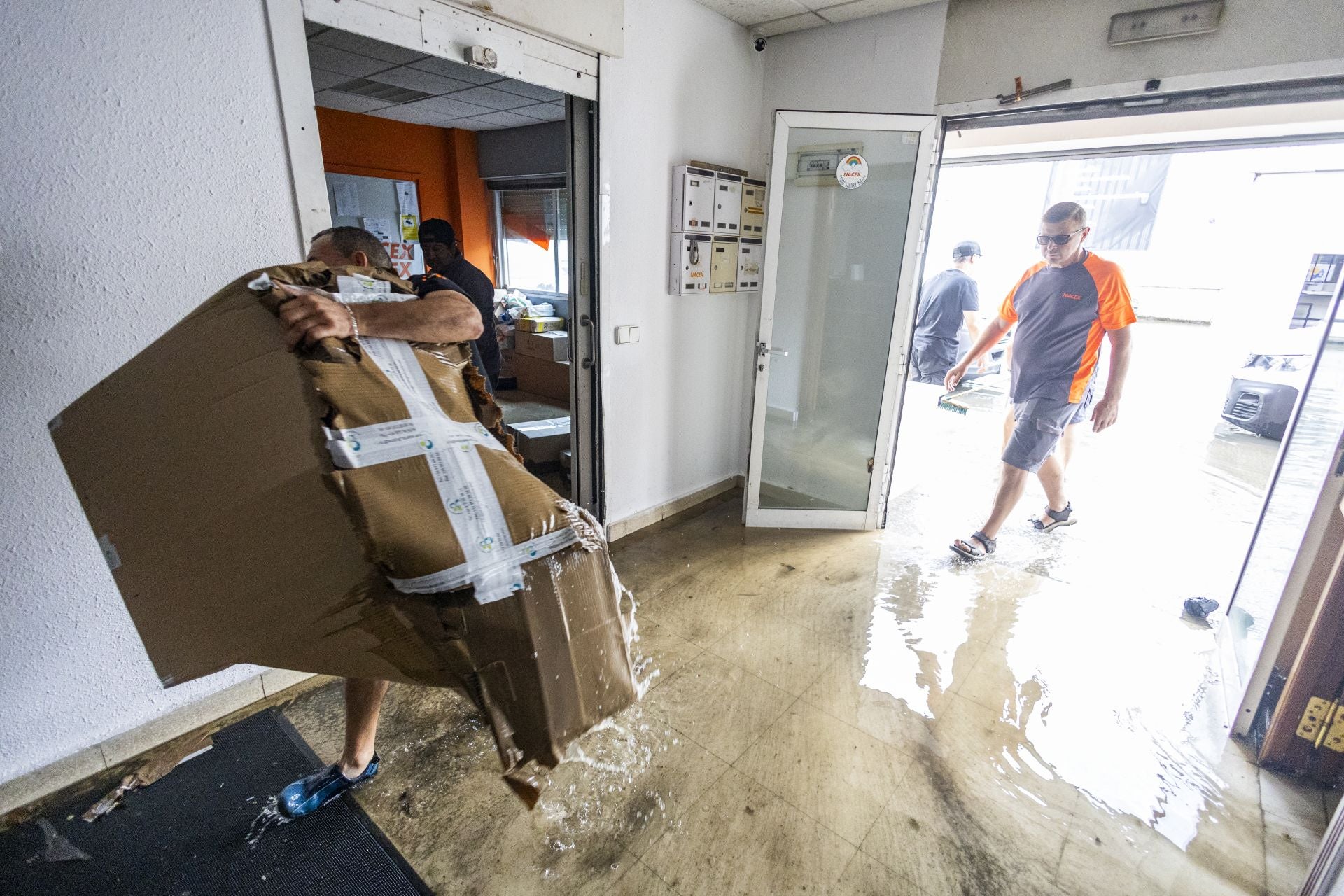 Salvando mercancías y paquetes a la carrera, y como se ha podido, en el polígono de Candina
