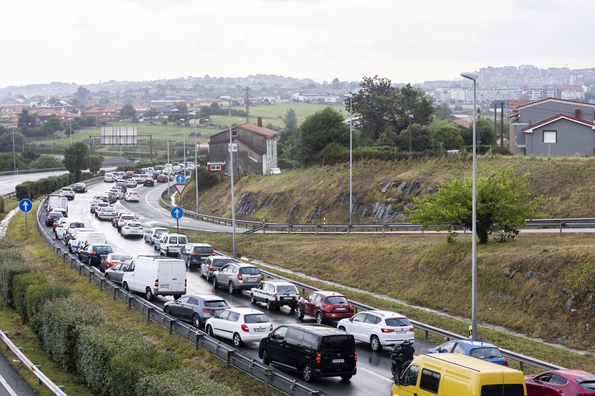 Retención de vehículos en la S-20, en dirección al túnel de La Albericia, que está cortado