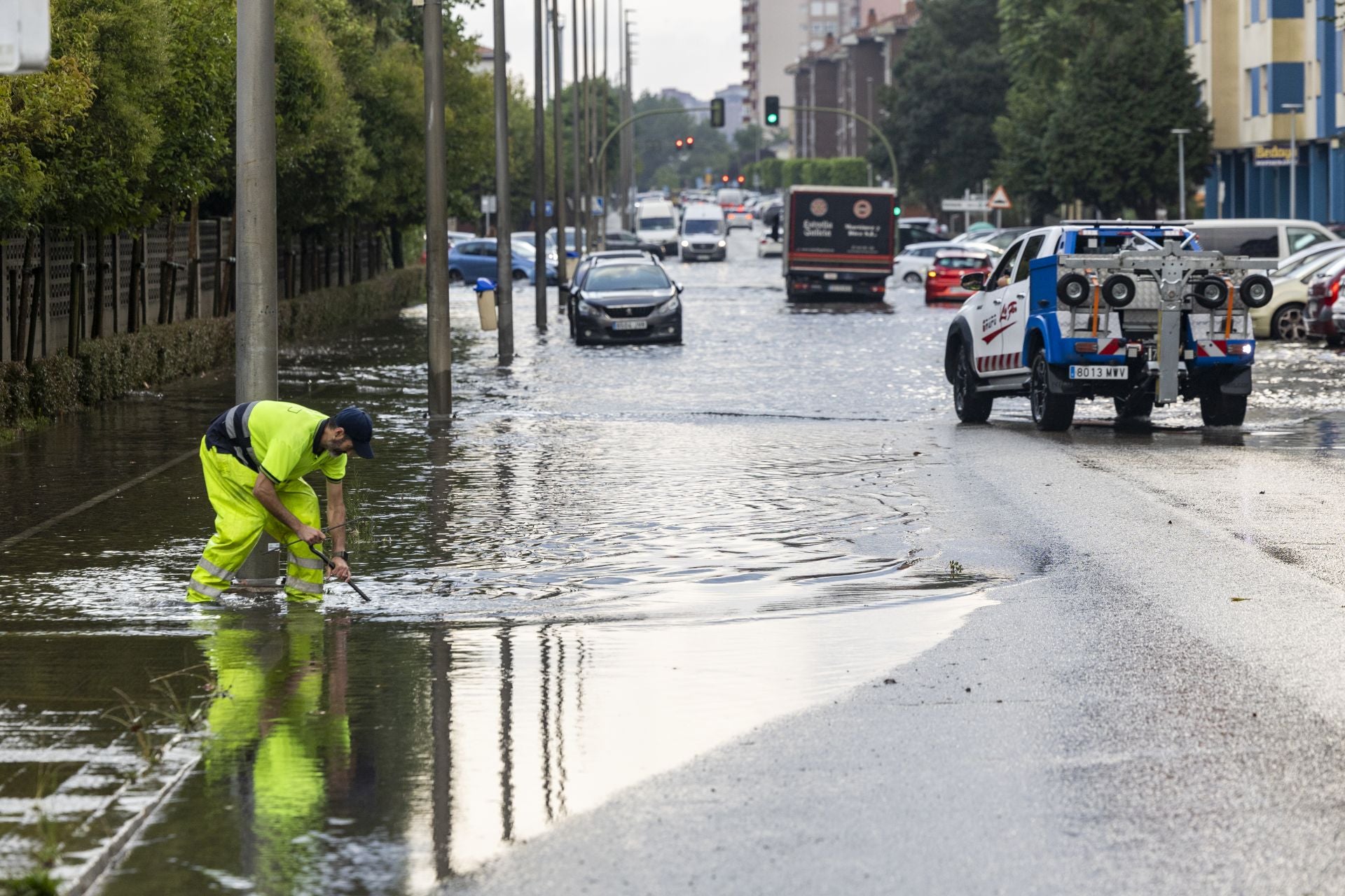 Un operario desatascando alcantarillas para hacer que corra el agua por la red
