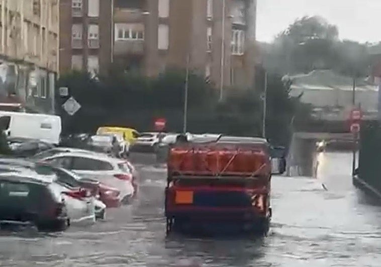 Un camión atascado antes del paso a nivel de las vías del tren.