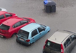 Coches afectados por las inundaciones en Maliaño.