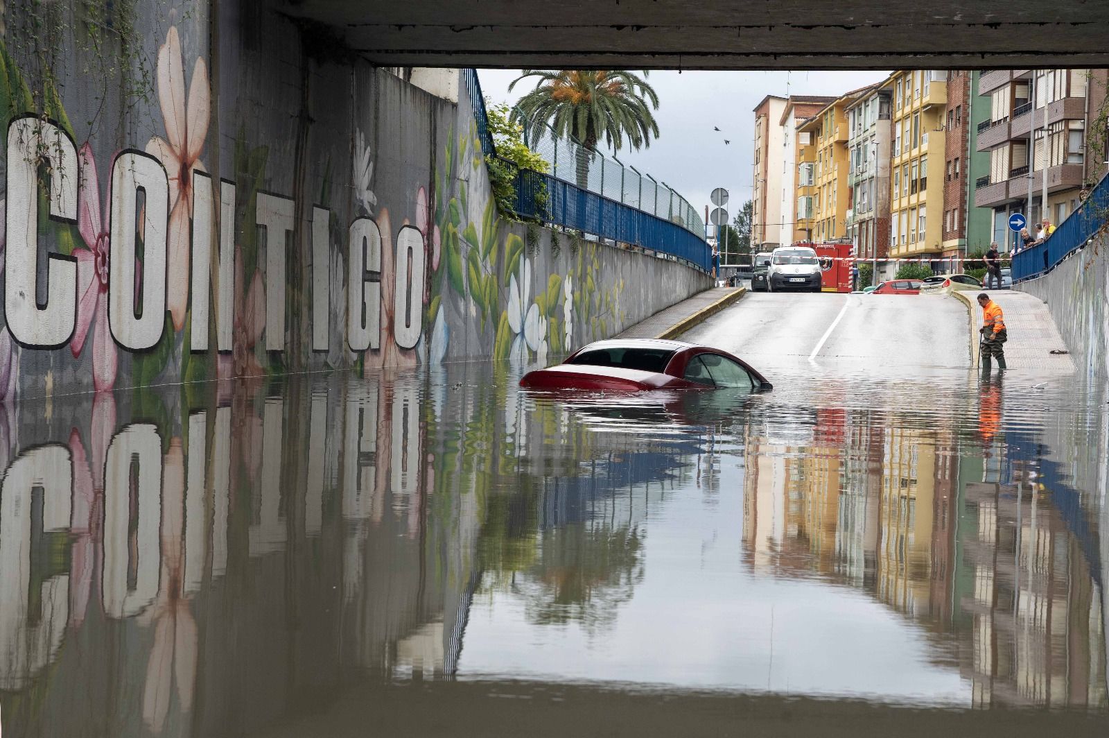 Un coche prácticamente sumergido en el túnel de La Vidriera, en Maliaño