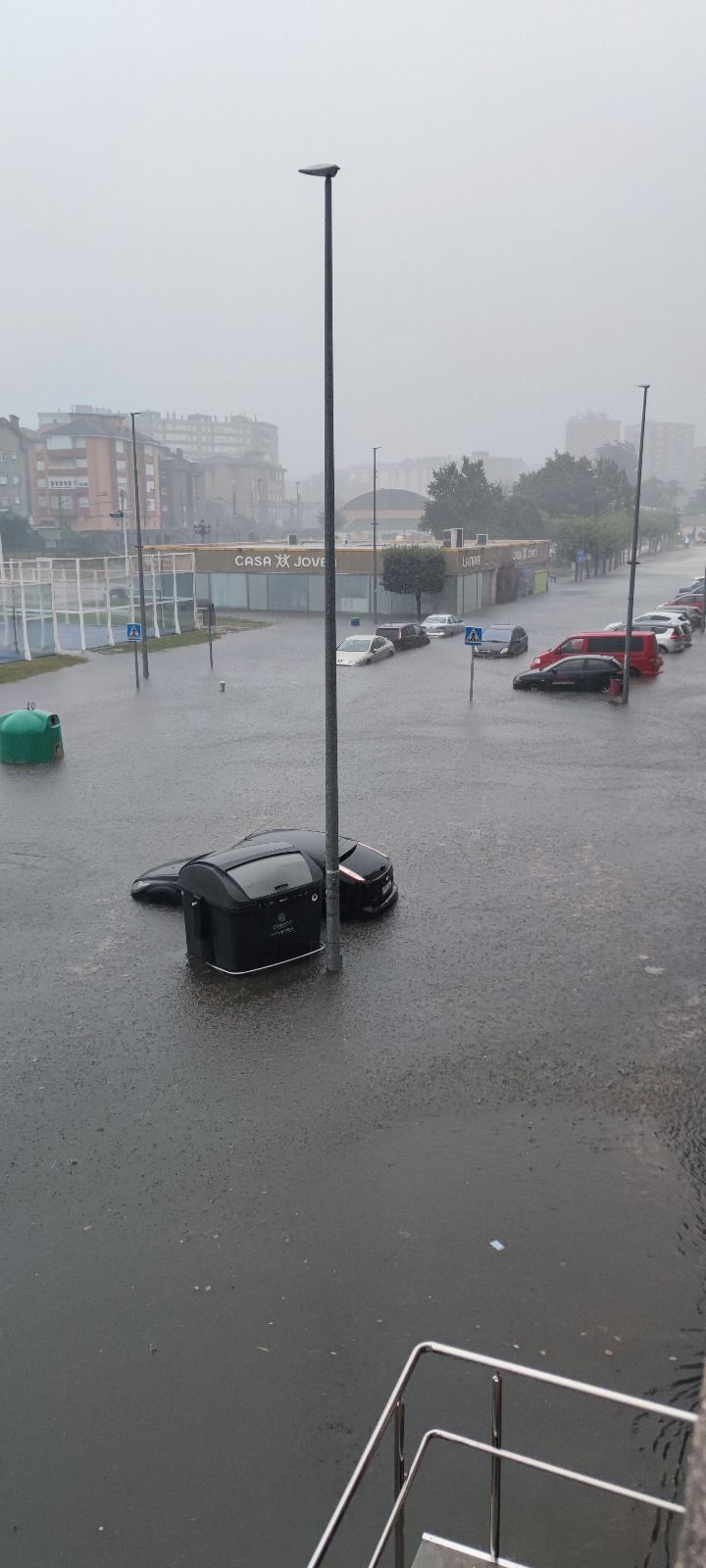 Enorme balsa de agua que cubre los coches en el Parque de Cros, en Maliaño