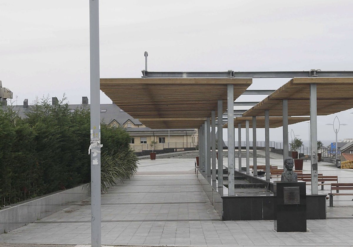 Imagen de archivo de la plaza Adolfo Suárez de Liencres, donde se encuentra el aparcamiento subterráneo.