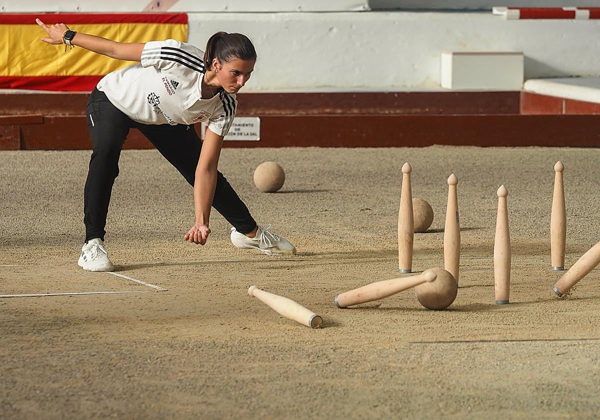 Marta Castillo birla en la bolera de El Carmen durante la disputa del Campeonato Regional el pasado 10 de agosto.