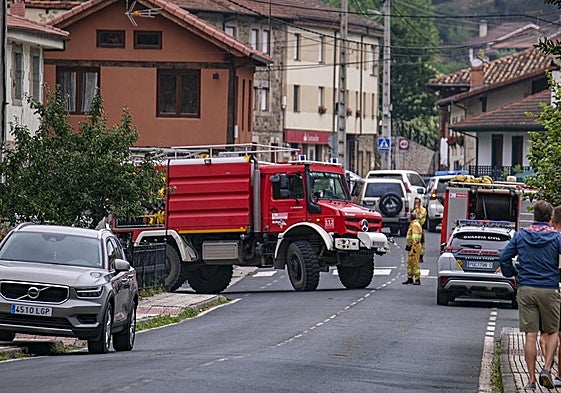 Operativo de bomberos desplegado ante los incendios en Liébana.