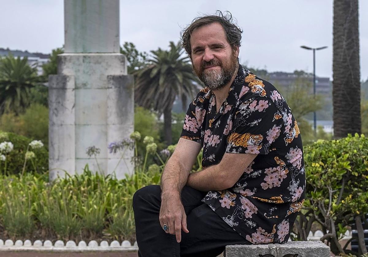 Aunque viene de vacaciones a Cantabria, Fernando Navarro sigue trabajando en sus libros y guiones.