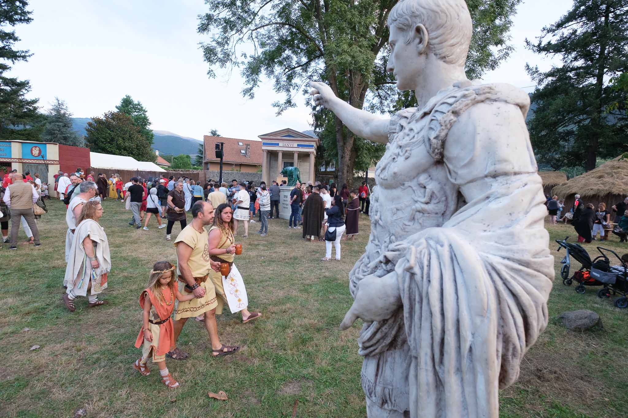 La estatua de Octavio Augusto marca la división del campamento cántabro romano.