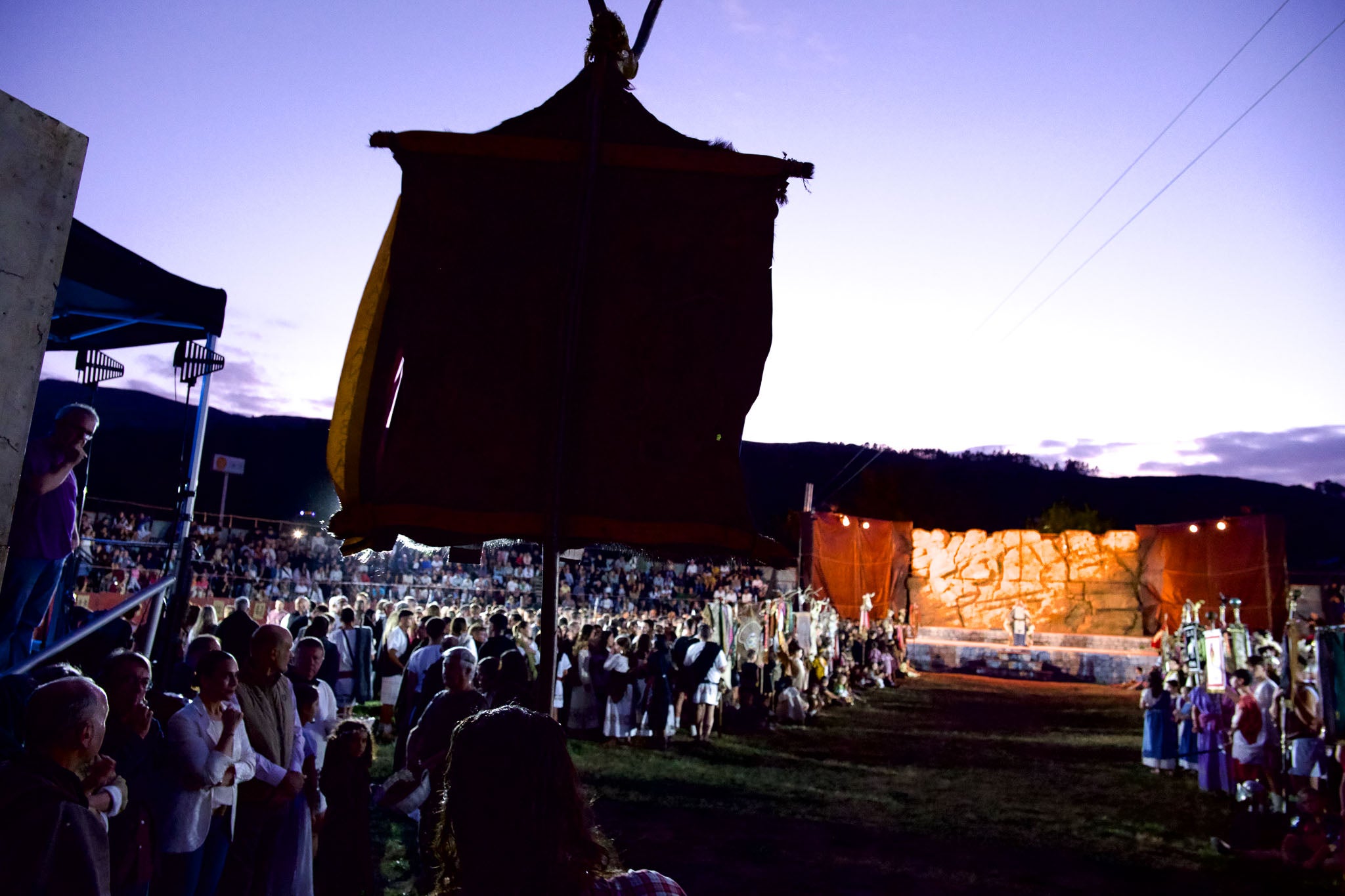 Más de un millar de personas ataviadas en el anfiteatro.