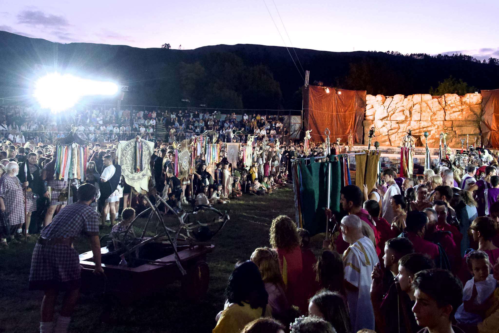 Los estandartes cántabros y romanos sobre la arena.
