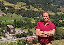 Jesús Celada, con el macizo montañoso al fondo.